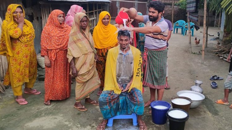 স্ত্রী তালাক দেওয়ায় দেড় মণ দুধ দিয়ে গোসল করলেন স্বামী