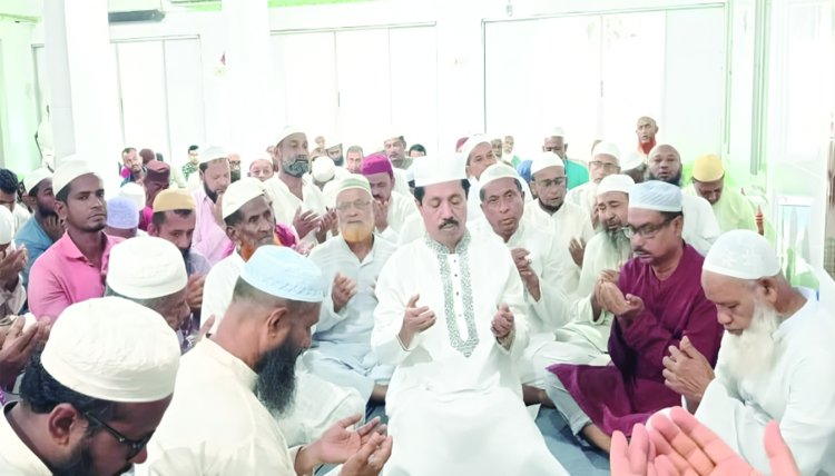 বিমান বিধ্বস্তে নিহত ও আহতদের জন্য লালমোহনে বিএনপির দোয়া মোনাজাত