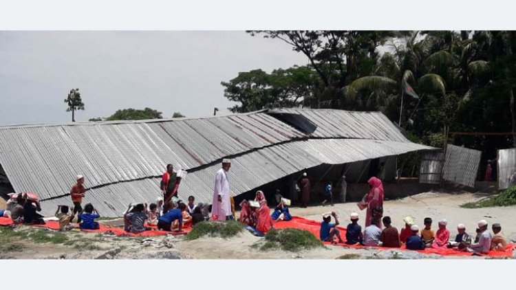 ঝড়ে বিধ্বস্ত স্কুলঘর, খোলা আকাশের নিচে পাঠদান