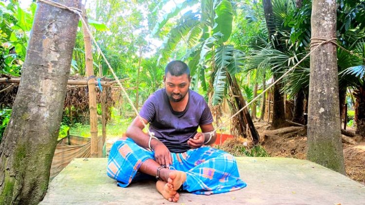 যে জীবন শিকলে বন্দি!