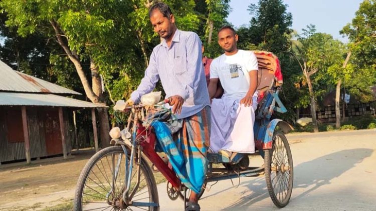 রিকশার প্যাডেলে ঘুরে ইউপি সদস্যের সংসারের চাকা