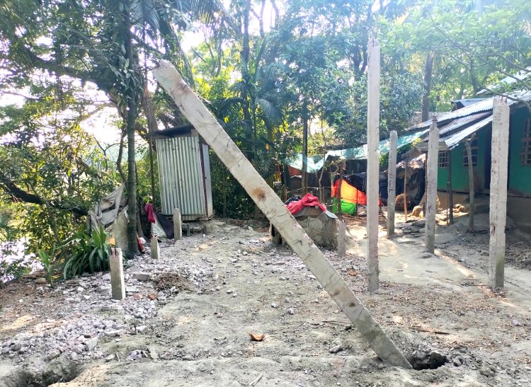 লালমোহনে সরকারি আবাসনের ঘর ভাঙারি মালামাল হিসেবে বিক্রি