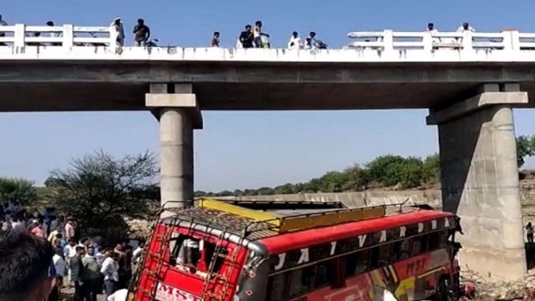 ব্রিজের রেলিং ভেঙে নিচে পড়ে নিহত বাসের ১৫ যাত্রী