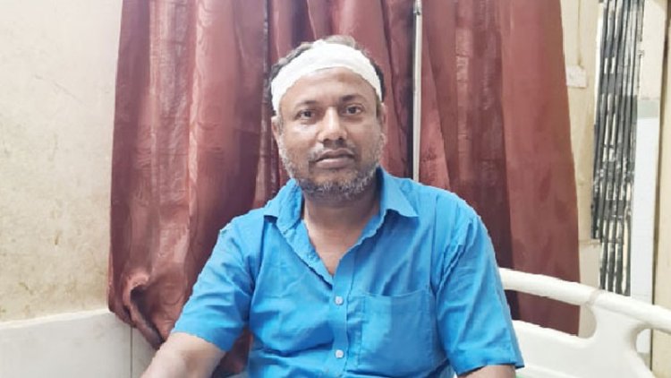 নকলে বাধা, পিটিয়ে শিক্ষকের মাথা ফাটিয়ে দিলো পরীক্ষার্থীরা