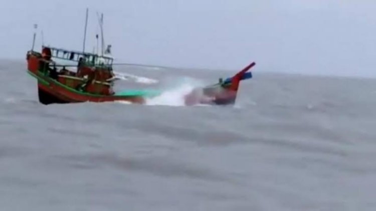 ঝড়ের কবলে পড়ে ট্রলার ডুবে একজনের মৃত্যু, জীবিত উদ্ধার হলেন ২৬ জেলে