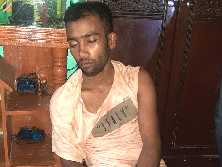 লালমোহনে জনতার হাতে চোর আটক
