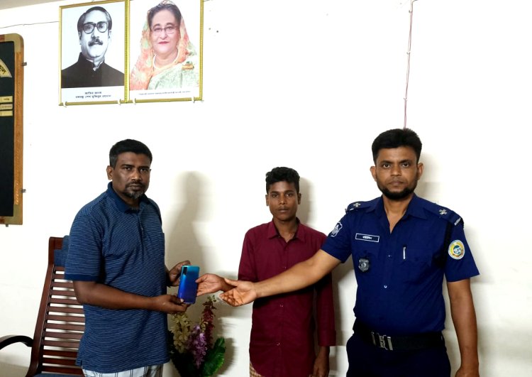 তজুমদ্দিনে হারানো ফোন ও প্রতারিত হওয়া টাকা মালিকদের উদ্ধার করে দিলো পুলিশ