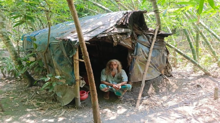জঙ্গলের খুপরিতেই ১৭ বছর পার