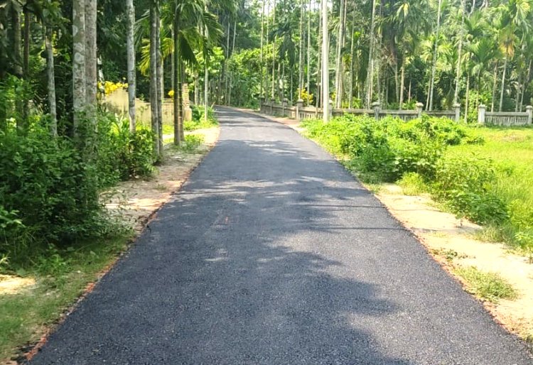 লালমোহনে দেড় কিলোমিটার সড়কে বদলে গেছে যাতায়াত ব্যবস্থা