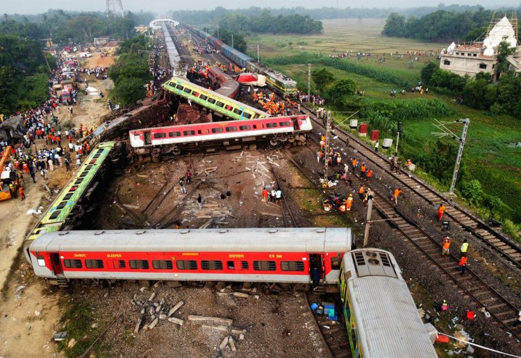 ভারতে ট্রেন দুর্ঘটনা, কোথায় গিয়ে থামবে মৃত্যুর গণনা!
