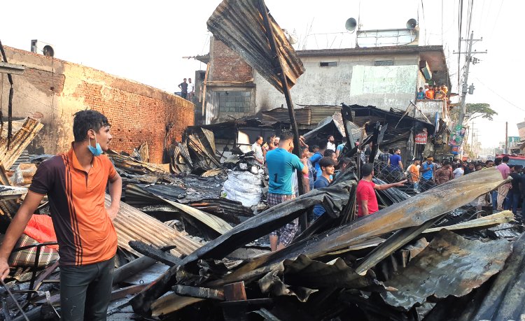 লালমোহনে ভয়াবহ অগ্নিকাণ্ডে ১৪ ব্যবসায়ীর স্বপ্ন পুড়ে ছাই