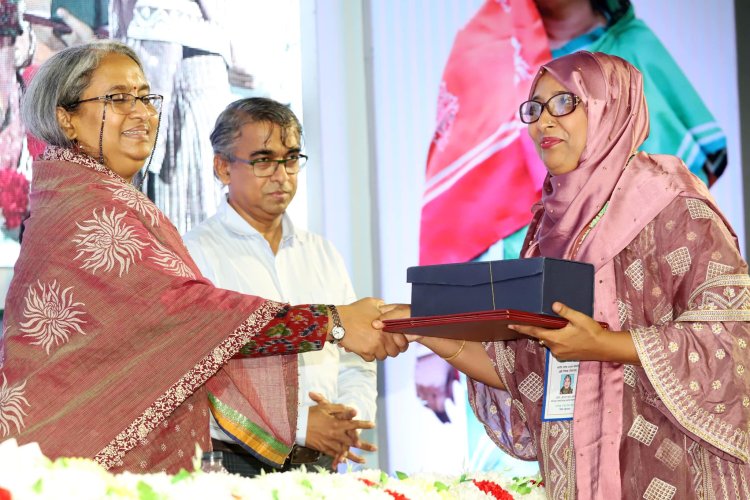 শিক্ষামন্ত্রীর হাত থেকে পুরস্কার গ্রহণ করলেন দেশ সেরা শিক্ষক লালমোহনের নাহার