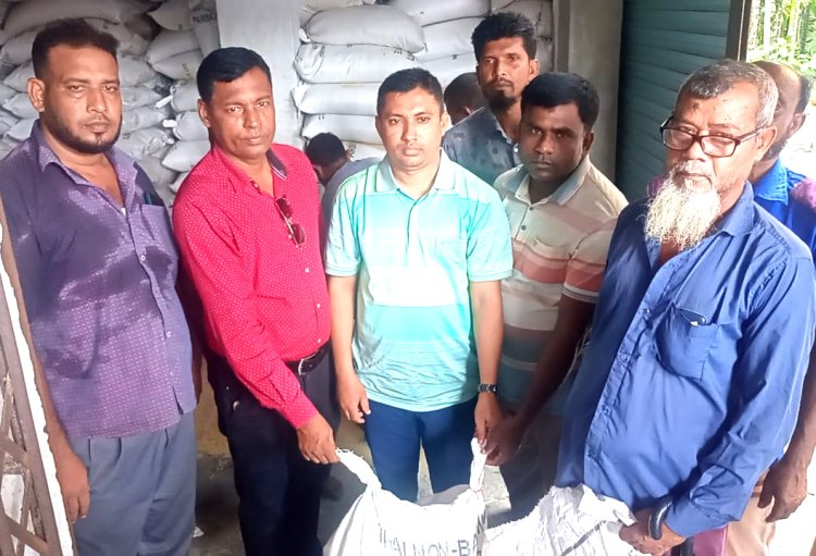 ঈদ উপলক্ষে সমুদ্রগামী লালমোহনের জেলেরা পেলেন বরাদ্দের চাল