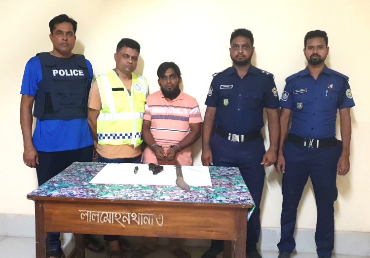 লালমোহনে পিস্তল ও দেশীয় অস্ত্রসহ যুবক আটক