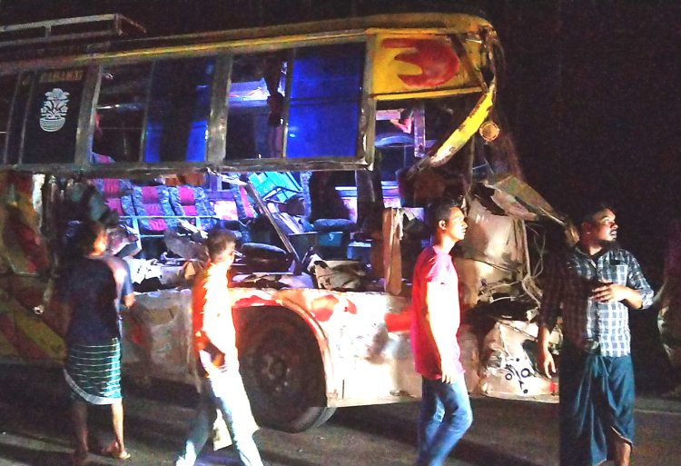 লালমোহনে বাস-ট্রলি-অটোরিকশার ত্রিমুখী সংঘর্ষ, প্রাণে বাঁচলেন ৬০ যাত্রী