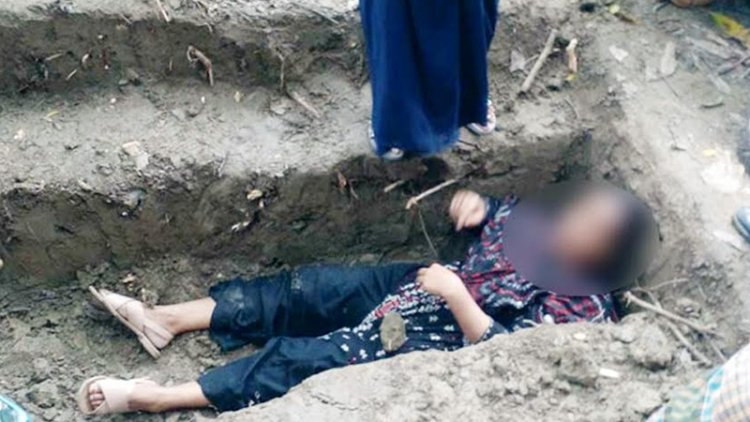 শাশুড়িকে দাফন দেওয়ার কবরে শুয়ে পুত্রবধূর বাধা