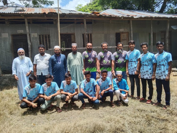 বাংলা বাজার মাহমুদিয়া দাখিল মাদ্রাসায় ফুটবল প্রতিযোগিতা শুরু