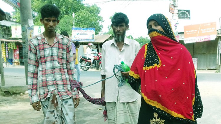 দড়িতে বেঁধে ছেলেকে নিয়ে থানায় মা