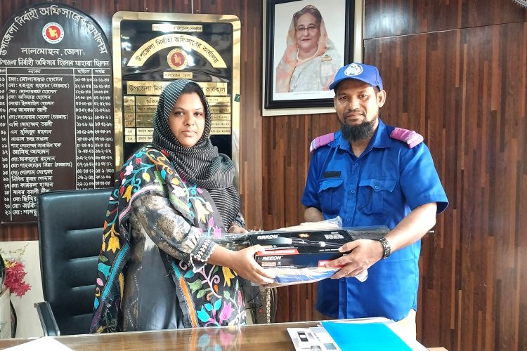 লালমোহনে গ্রাম পুলিশদের মাঝে প্রয়োজনীয় সামগ্রী বিতরণ