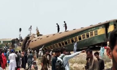 পাকিস্তানে ভয়াবহ ট্রেন দুর্ঘটনায় নিহত- ৩০