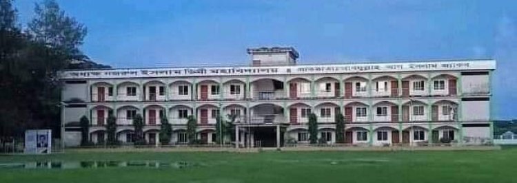 চরফ্যাশনে পরীক্ষার্থীকে হলের মধ্যে পিটিয়ে রক্তাক্ত করলেন দায়িত্বরত শিক্ষক