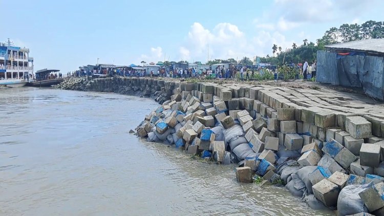 ভোলায় মেঘনা নদীর তীরের সিসি ব্লক  ধ্বসে বাকপ্রতিবন্ধী নারীর মৃত্যু ও  শিশুসহ আহত পাঁচ