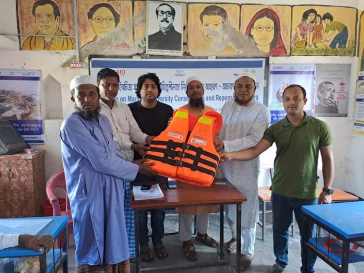 চরফ্যাশনে জেলেরা পেলেন জীবন রক্ষাকারী সরঞ্জাম