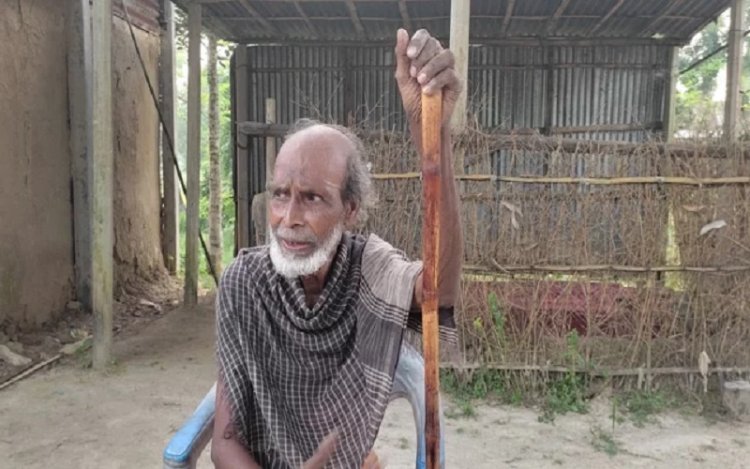 কবর খুঁড়ে মৃত্যুর অপেক্ষায় আমির আলী