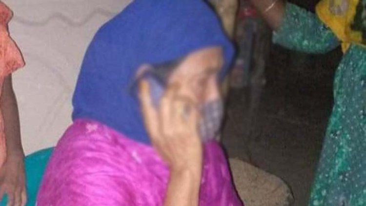 তরুণের প্রেমে ছুটে এলেন পঞ্চাশ বছরের নারী