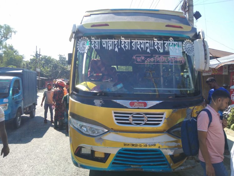 লালমোহনে বাস চাপায় শিশুসহ নিহত ২, আহত ২, বাস ভাঙচুর