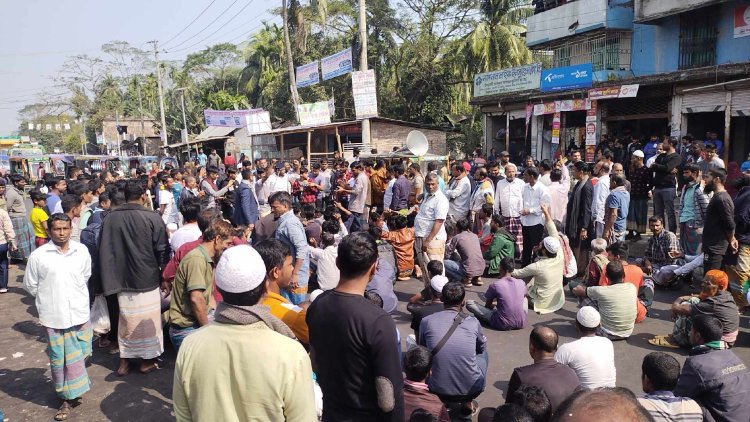 পল্লী বিদ্যুতের অফিস সরানোর প্রতিবাদে ভোলায় সড়ক অবরোধ-মানববন্ধন