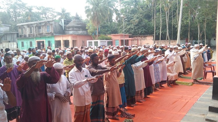 লালমোহনে রহমতের বৃষ্টির জন্য ইসতিসকার নামাজ আদায় 