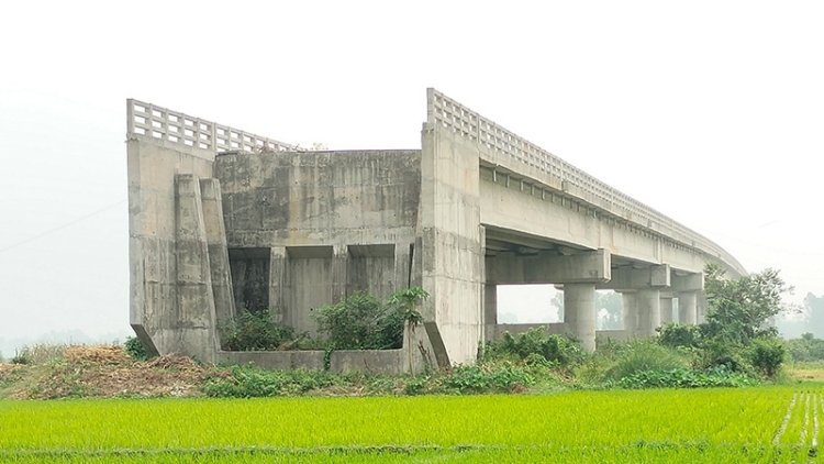 বিলের মাঝে নিঃসঙ্গ ৩৪ কোটি টাকার সেতু