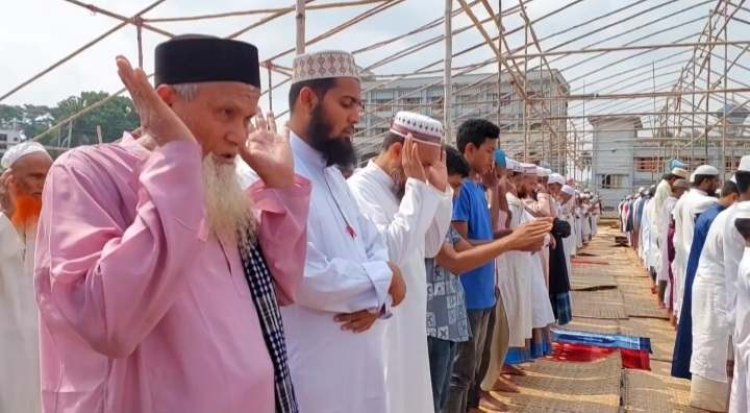 চরফ্যাশনে স্বস্তির বৃষ্টি পেতে নামাজ আদায়
