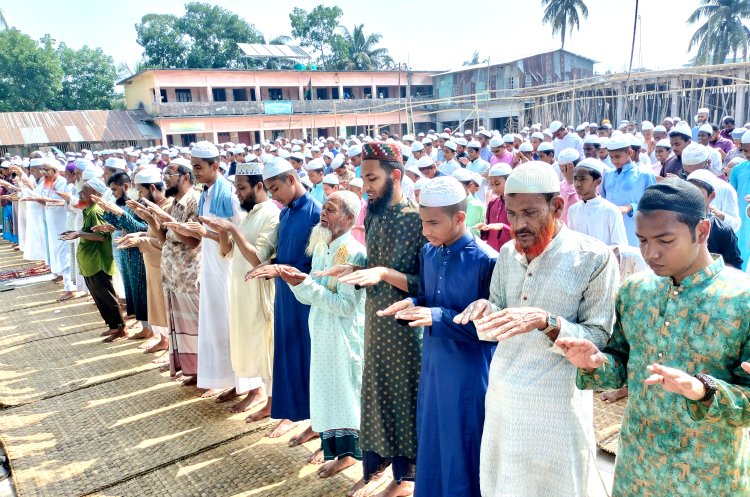 লালমোহনে দ্বিতীয় দিনের মতো বৃষ্টির জন্য মোনাজাতে মুসল্লিদের ঢল