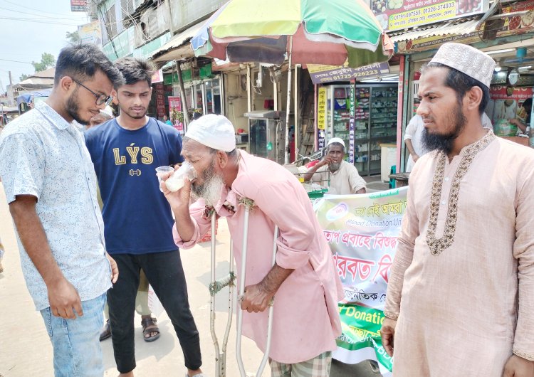 লালমোহনে পথচারী ও যানবাহন চালকদের শরবত পান করালো স্বেচ্ছাসেবীরা