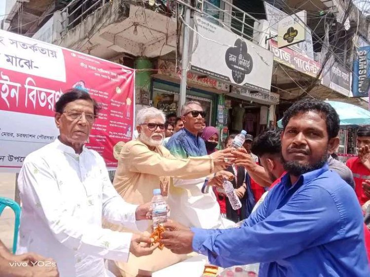 চরফ্যাশনে খাবার স্যালাইন ও বিশুদ্ধ পানি বিতরণ
