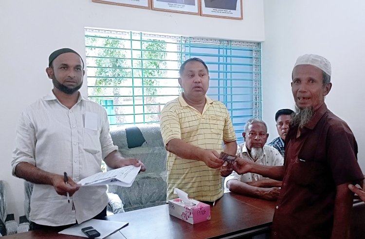 বোরহানউদ্দিনে ঝড়ে ক্ষতিগ্রস্তদের আর্থিক অনুদান প্রদান