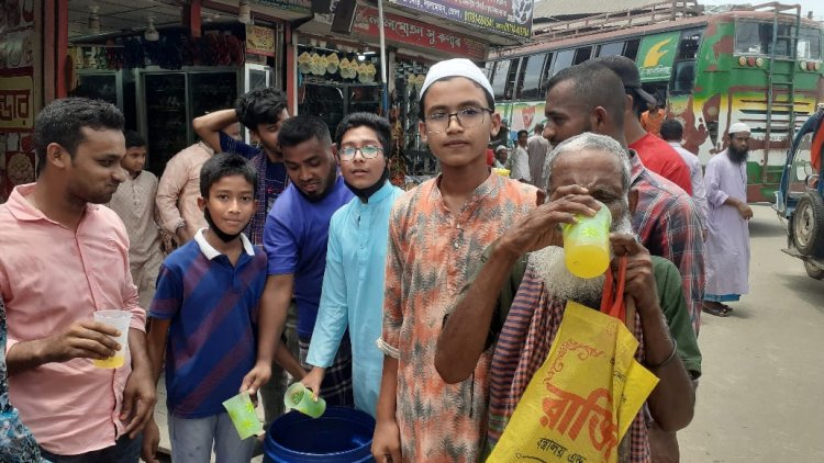 গরমে তৃষ্ণার্তদের শরবত পান করালেন মাদ্রাসার শিক্ষার্থীরা