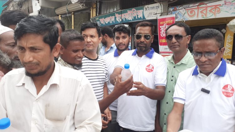স্যালাইন পানি নিয়ে তৃষ্ণার্ত মানুষের পাশে মনিরুজ্জামান মনির