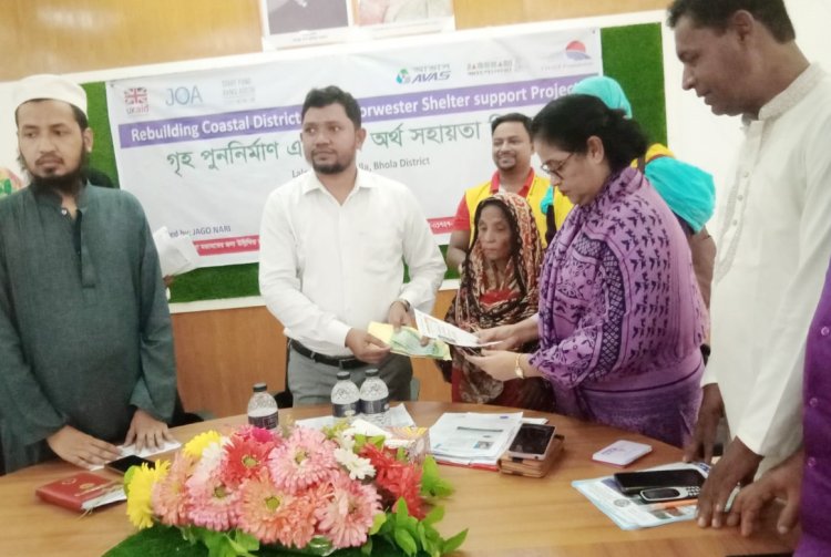 লালমোহনে ঝড়ে ক্ষতিগ্রস্তদের গৃহ পূনঃনির্মাণ সহায়তা