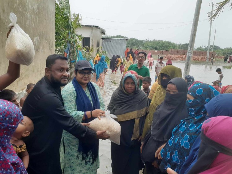 শুকনো খাবার নিয়ে  ছুটছেন চরফ্যাশনের ইউএনও