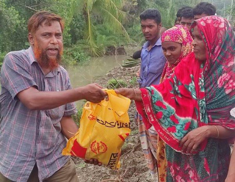 চরফ্যাশনে ঘূর্ণিঝড় রেমালের প্রভাবে ক্ষতিগ্রস্তদের মাঝে পরিবার উন্নয়ন সংস্থার ত্রাণ বিতরণ