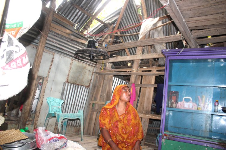 ভাঙা ঘরে জয়তুন বিবির মানবেতর জীবন