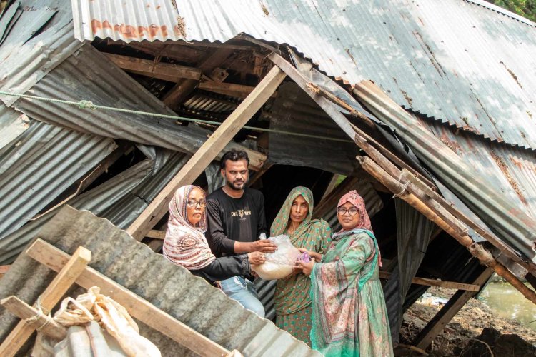 বোরহানউদ্দিনে ঘূর্ণিঝড় রেমালে ক্ষতিগ্রস্ত পরিবারের মাঝে ত্রাণ বিতরণ