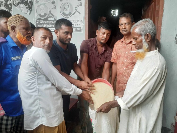 চরফ্যাশনের চরমানিকা ইউনিয়নে জেলেদের মাঝে চাল বিতরণ