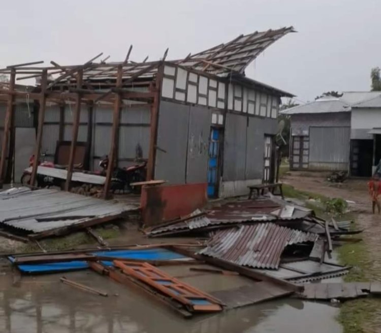 মনপুরায় ঝড়ে মেঘনায় ৬ ট্রলার ডুবি-অর্ধশতাধিক ঘরবাড়ি বিধ্বস্ত, জেলে নিখোঁজ
