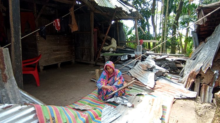 ঝড়ে বিধ্বস্ত বিধবা রহিমার মাথা গোঁজার ঠাঁই