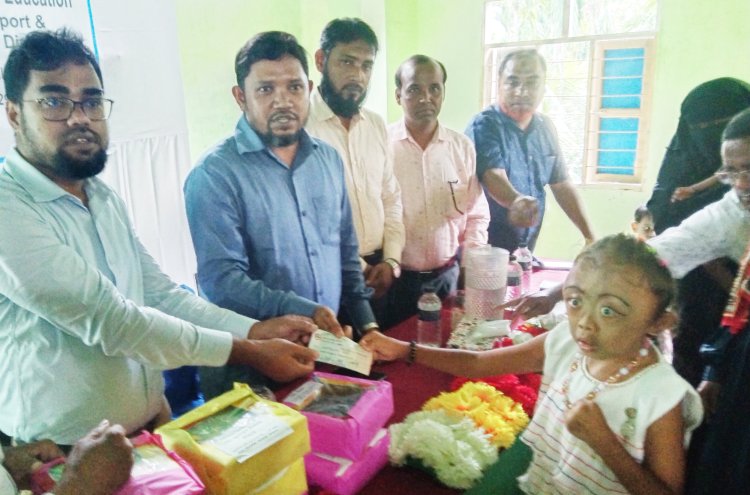 লালমোহনে প্রতিবন্ধী শিশুদের অনুদানের চেক এবং চিকিৎসা সরঞ্জাম প্রদান