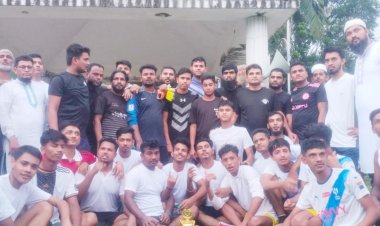 লালমোহনে বিবাহিত বনাম অবিবাহিতদের প্রীতি ফুটবল ম্যাচে জয়ী যারা